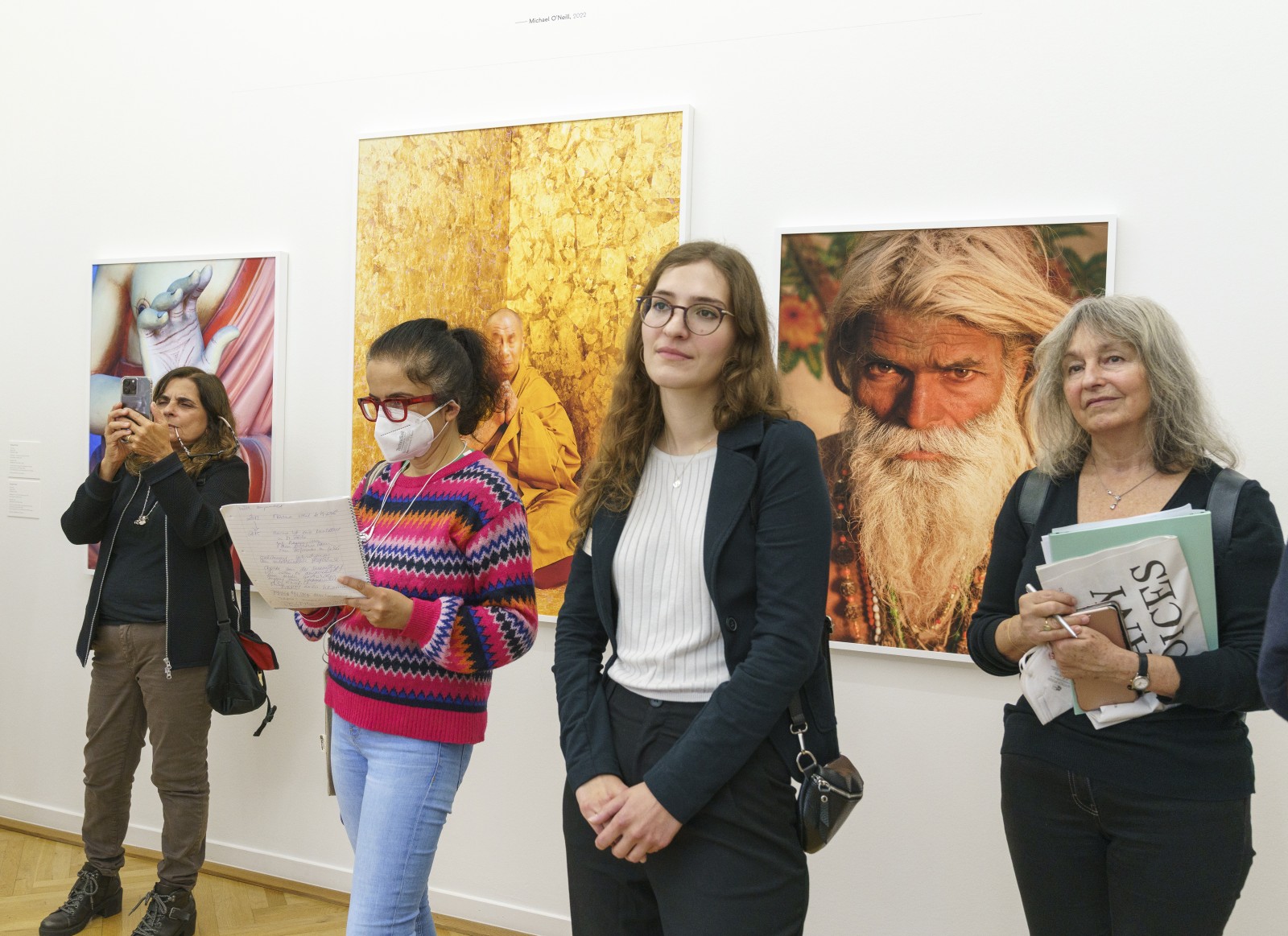 Visitors in the exhibition "healing. Life in Balance". Photo: Wolfgang Günzel