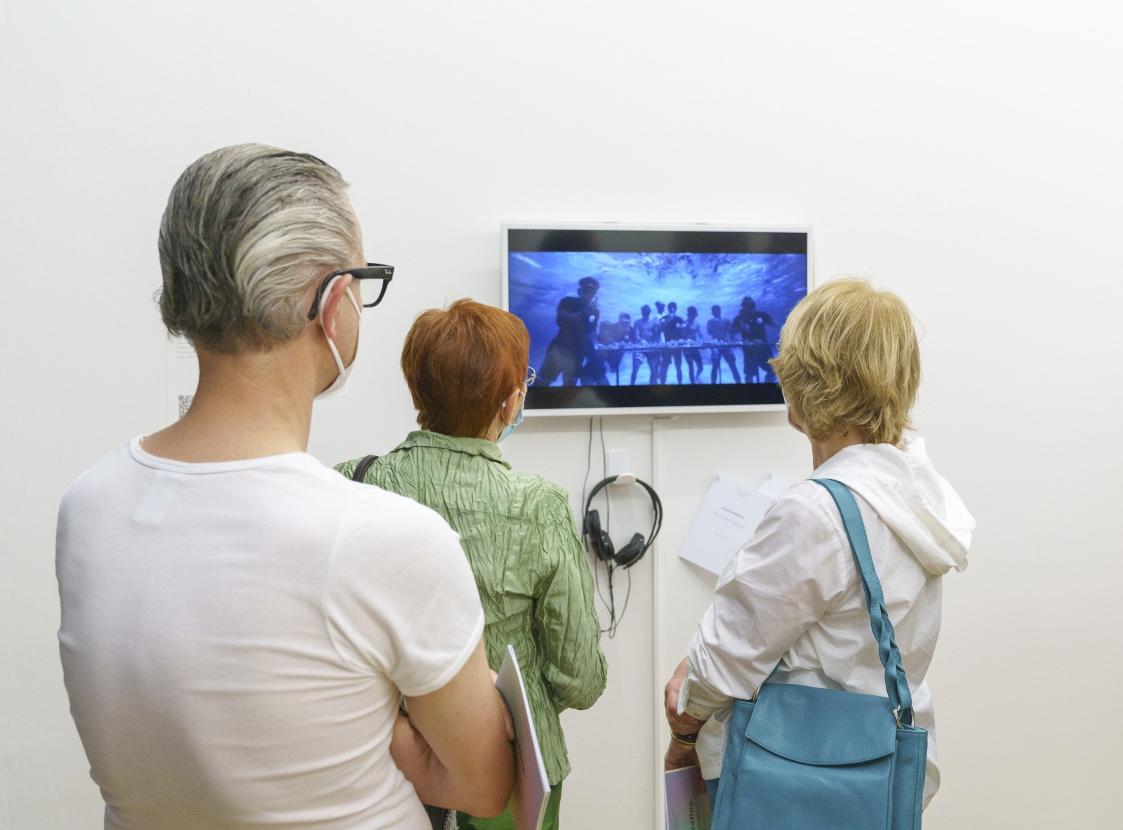 Visitors in the exhibition "healing. Life in Balance". Photo: Wolfgang Günzel