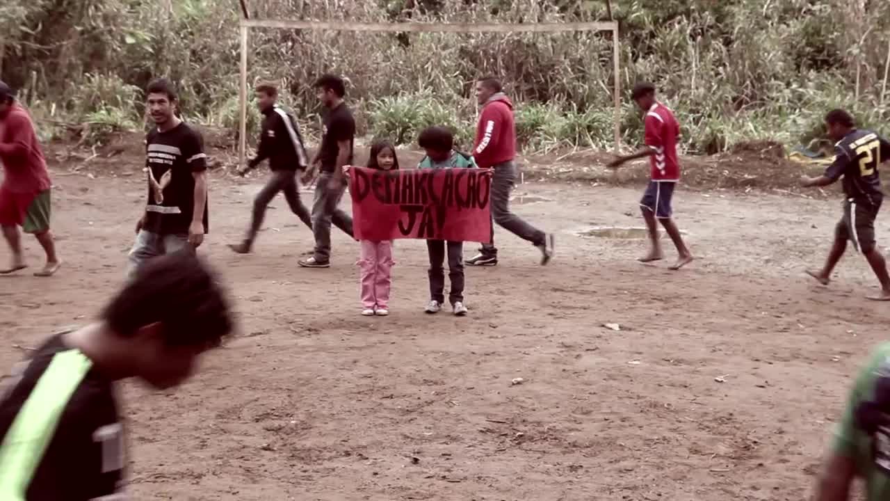 Filmstill „A todo povo de luta“ (An alle Völker im Kampf), Karai Negão & Pedro Droca Tupã Miri – Comissão Guarani Yvyrupa (CGY), 2015
