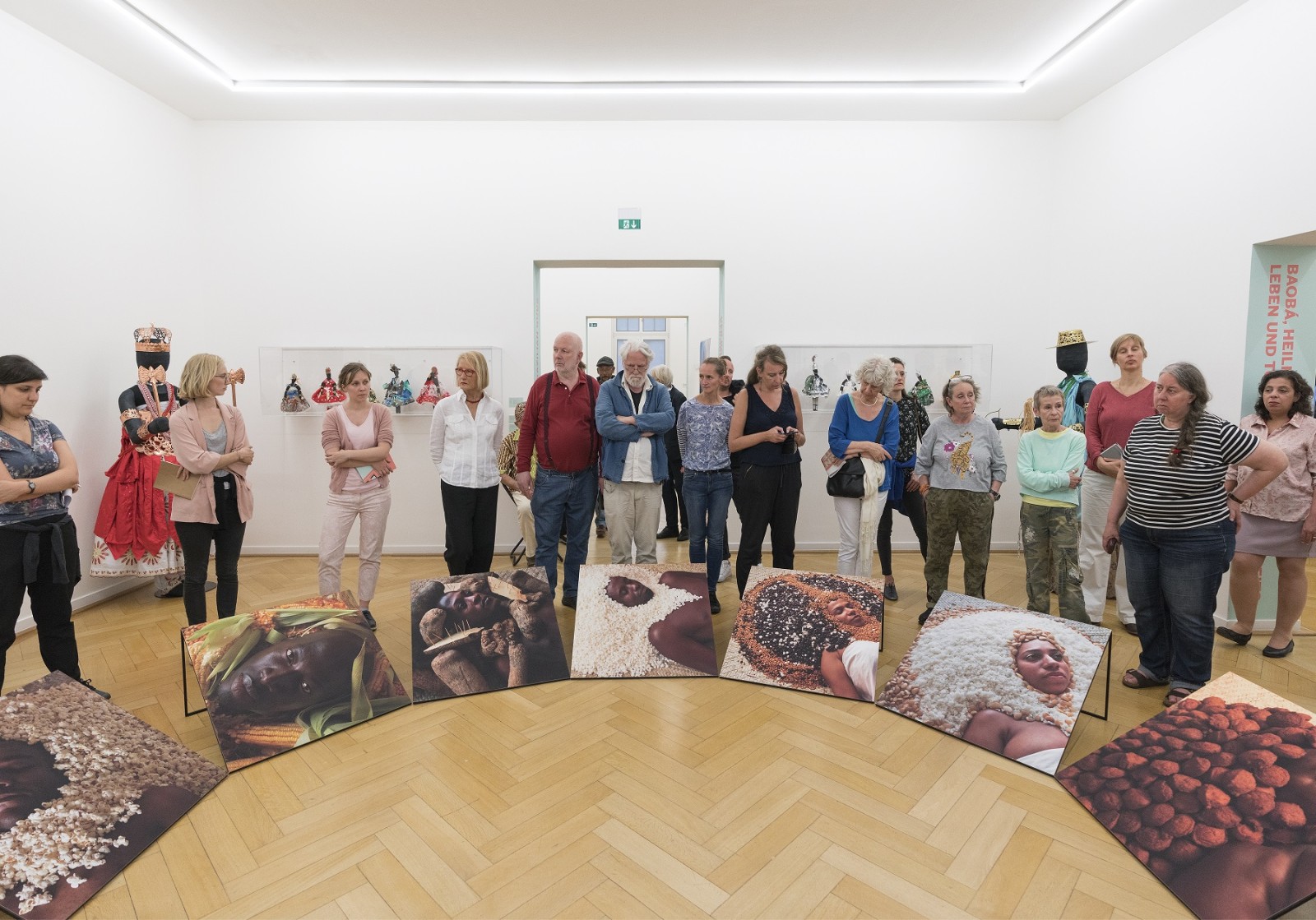 Full house in the exhibition Visitors in the exhibition “Entre Terra e Mar