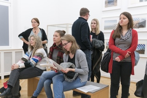 Guided tour in the exhibition THE COMMON THREAD, Foto: Weltkulturen Museum, 2016.
