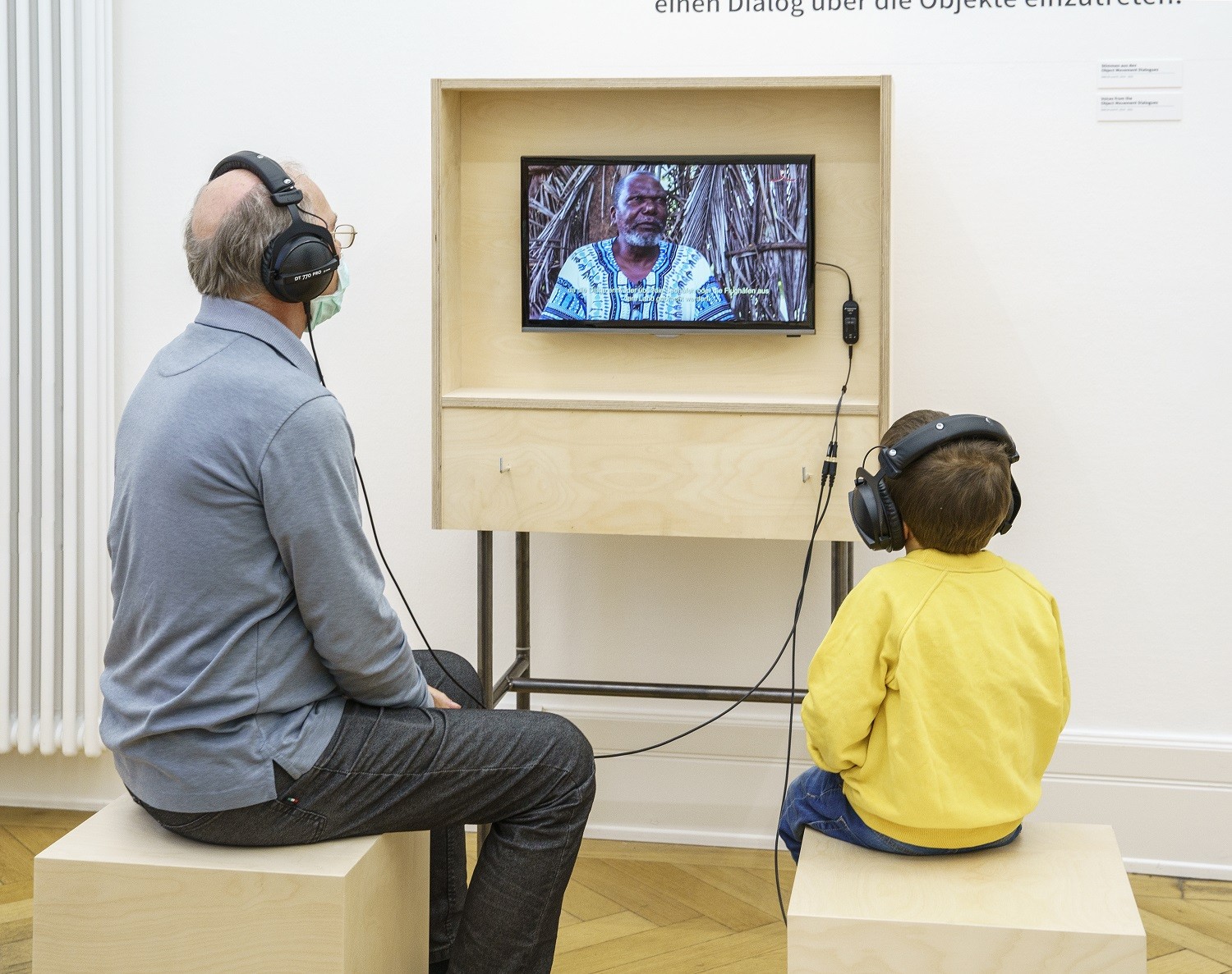 In the exhibition “Invisible Inventories: Questioning Kenyan Collections in Western Museums”; Weltkulturen Labor; Photo: Wolfgang Günzel 2021