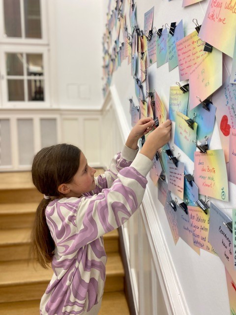 Children at the exhibition „healing. Life in Balance“. Photo: Weltkulturen Museum