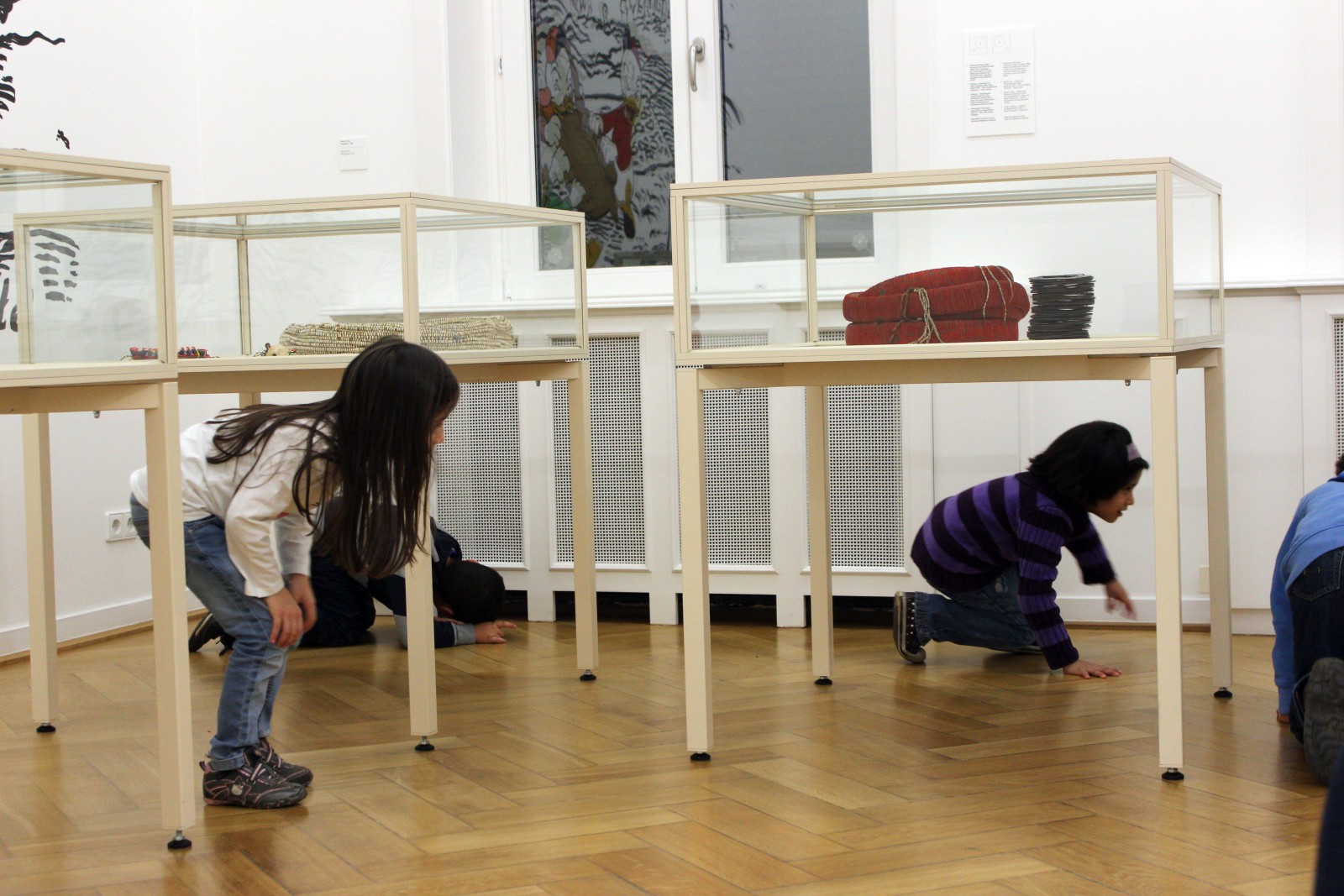Children looking for hidden objects at the Weltkulturen Museum. Photo: Carolin Knebel