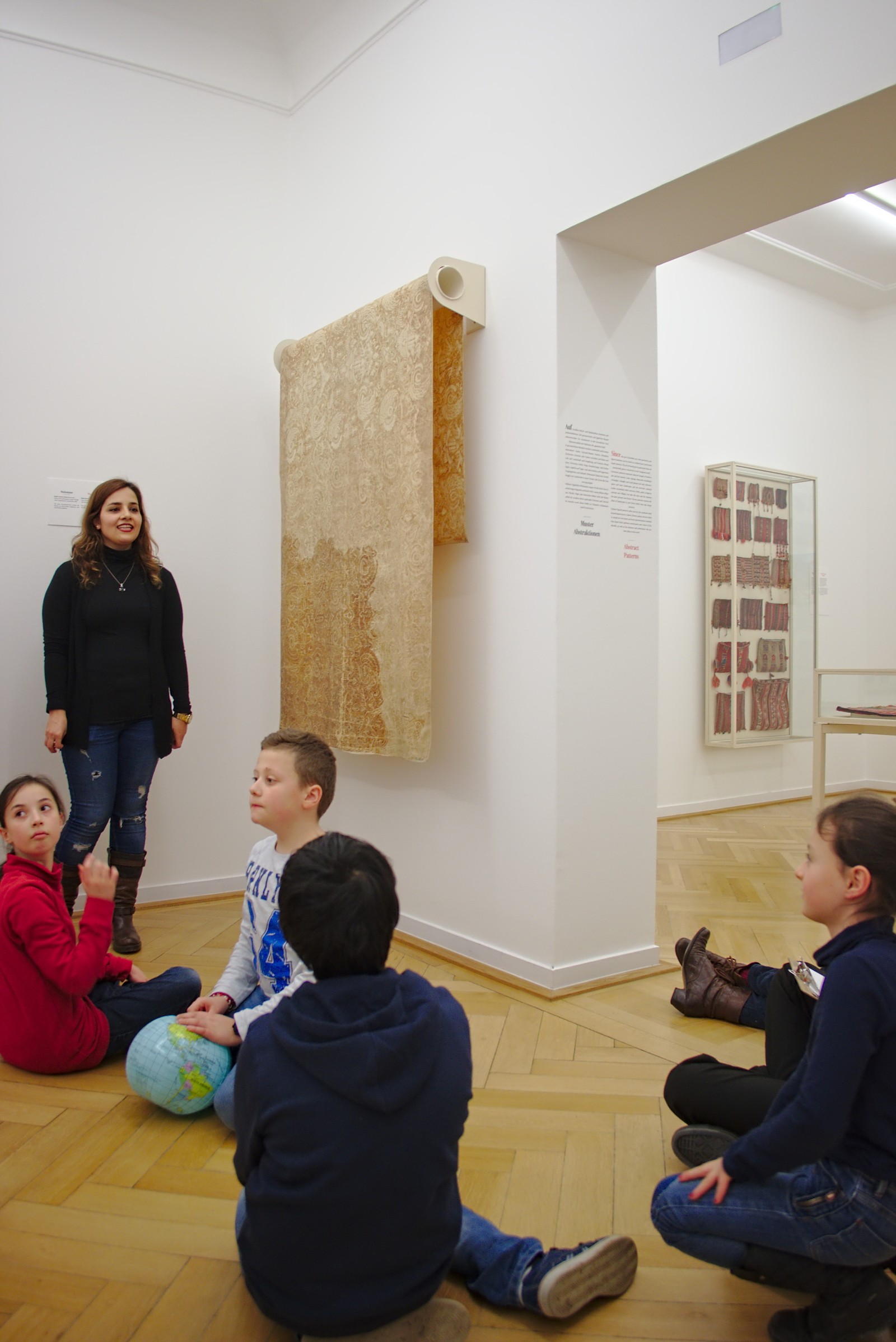 Workshop in the exhibition THE COMMON THREAD. Photo: Nora Schön