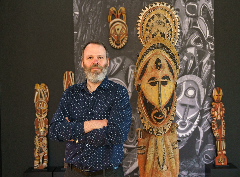 Curator Matthias Hofmann in the exhibition “GREEN SKY, BLUE GRASS. Colour Coding Worlds”. Weltkulturen Museum 2021. Photo: Wolfgang Günzel