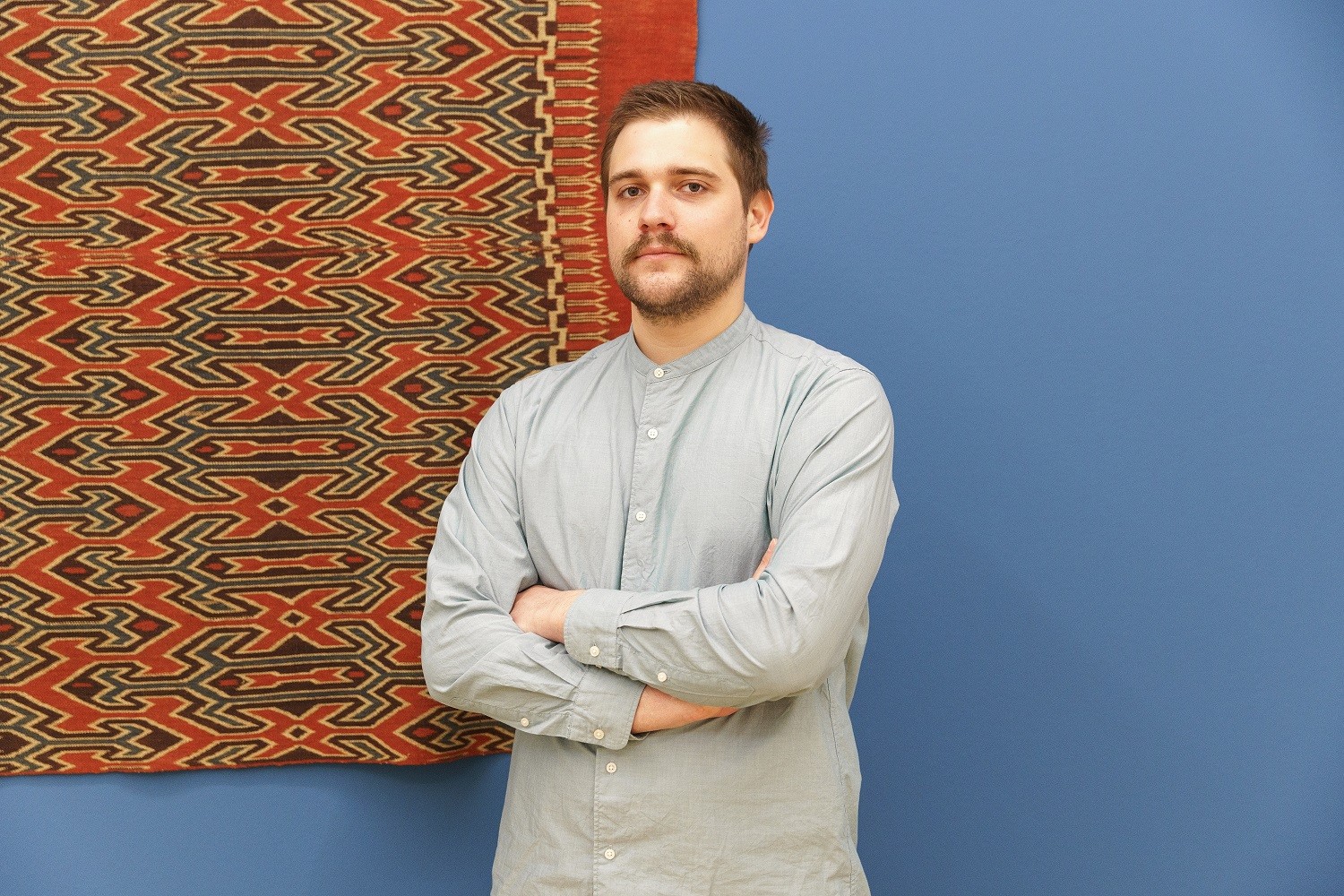 Oliver Hahn in the exhibition “GREEN SKY, BLUE GRASS. Colour Coding Worlds”. Weltkulturen Museum 2021. Photo: Wolfgang Günzel