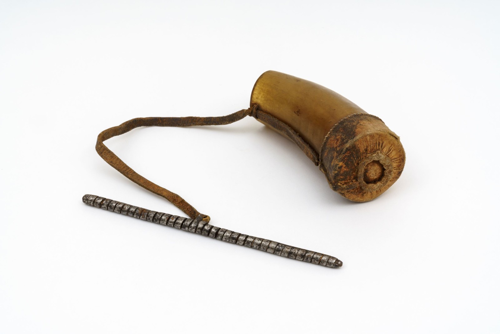 Snuff box (Frankfurt); Kamba, Kenya, 19th / 20th century; Horn, leather, iron; Artist/craftsperson: not documented; Collector: probably Carl Georg Schillings; Previous owner: Königlichen Zoologischen und Anthropologisch-Ethnographischen Museum (now: Staatliche Kunstsammlung Dresden); In the Weltkulturen Museum since 1910; Photo: Peter Wolff