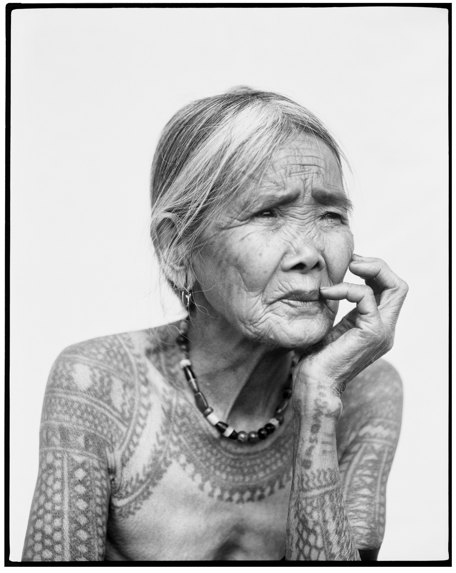 Jake Verzosa: The Last Tattooed Women of Kalinga (series: The Last Tattooed Women of Kalinga) province Kalinga, Philippines. Photo: Jake Verzosa, 2009 – 2013