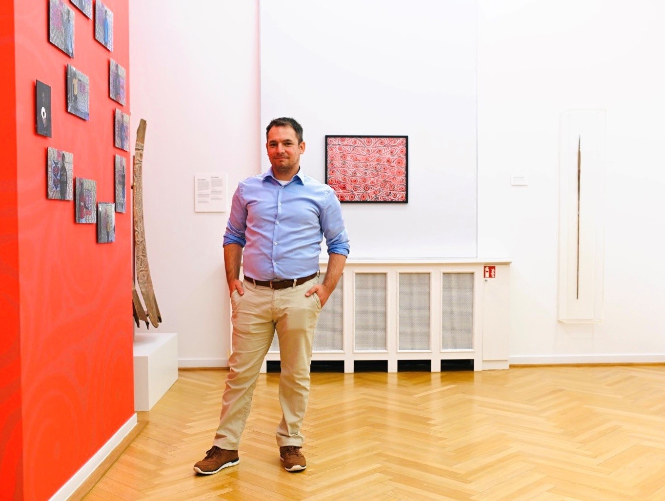 Co-curator Tomi Bartole in the exhibition “GREEN SKY, BLUE GRASS. Colour Coding Worlds”  Weltkulturen Museum 2021. Photo: Peter Wolff