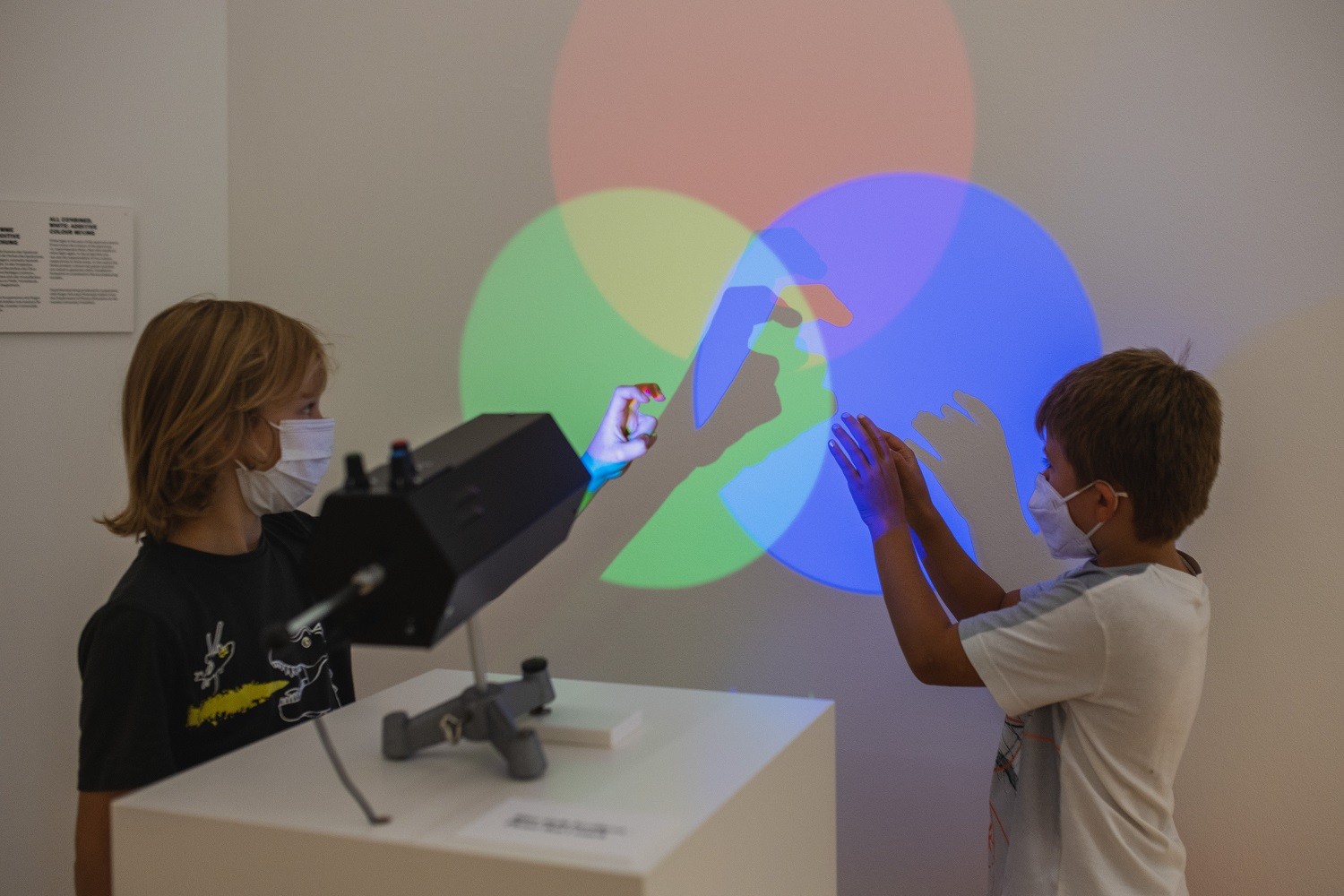 Children in the exhibition “GREEN SKY, BLUE GRASS. Colour Coding Worlds”. Photo: Peter Wolff