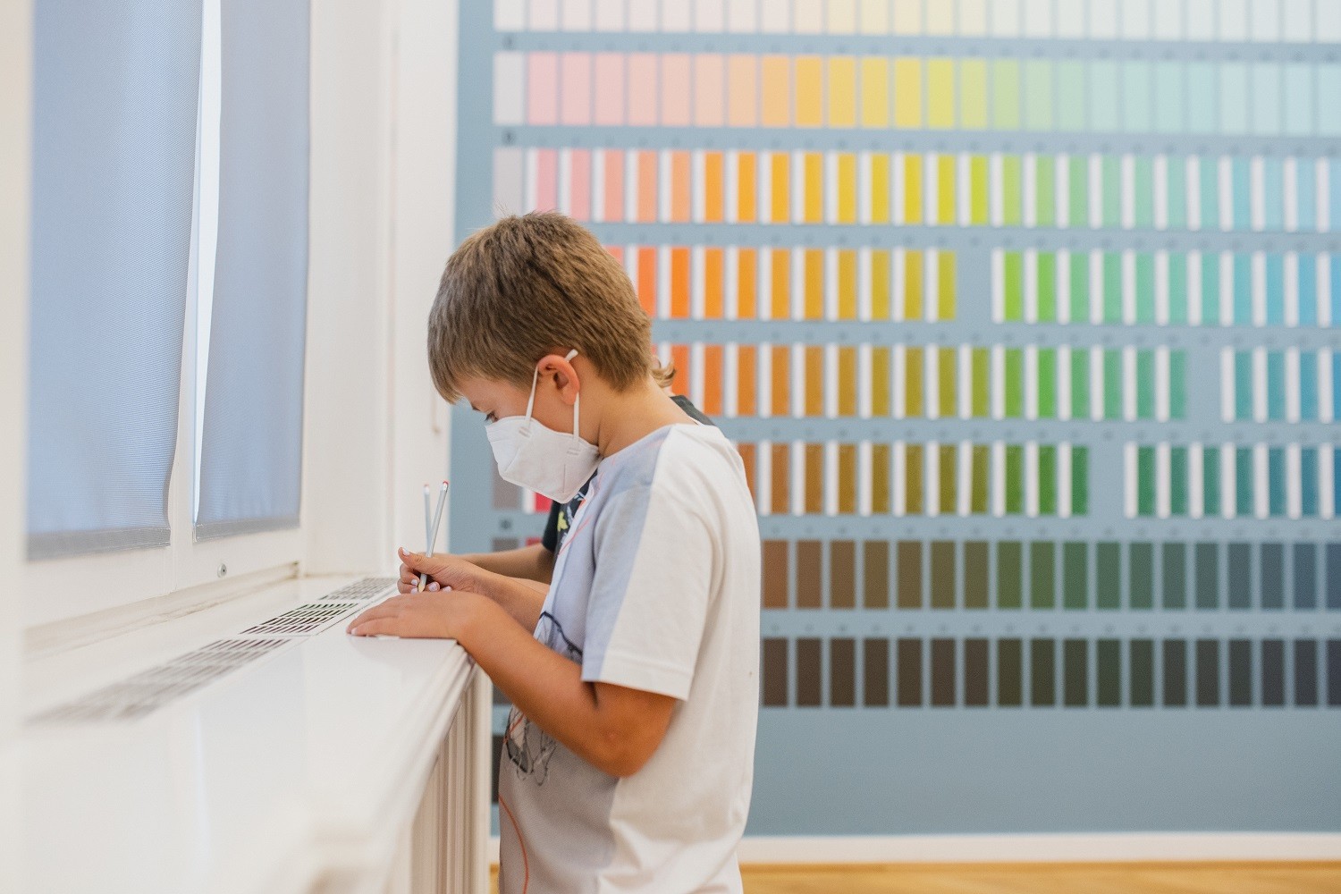 Children in the exhibition “GREEN SKY, BLUE GRASS. Colour coding worlds”. Weltkulturen Museum 2021, Photo: Peter Wolff