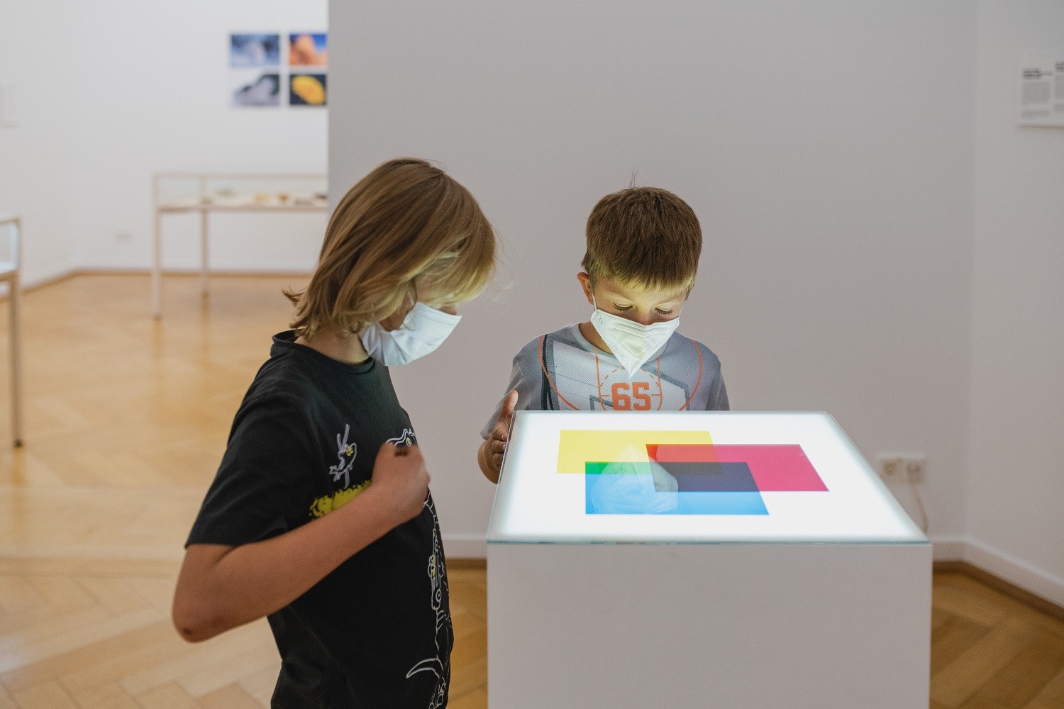 Children in the exhibition “GREEN SKY, BLUE GRASS. Colour coding worlds”. Weltkulturen Museum 2021, Photo: Peter Wolff