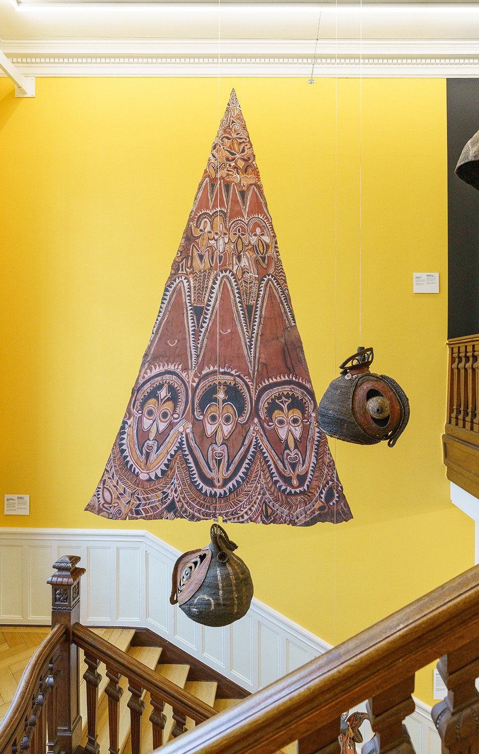 Exhibition view “GREEN SKY, BLUE GRASS. Colour Coding Worlds”. Weltkulturen Museum 2021. Photo: Wolfgang Günzel