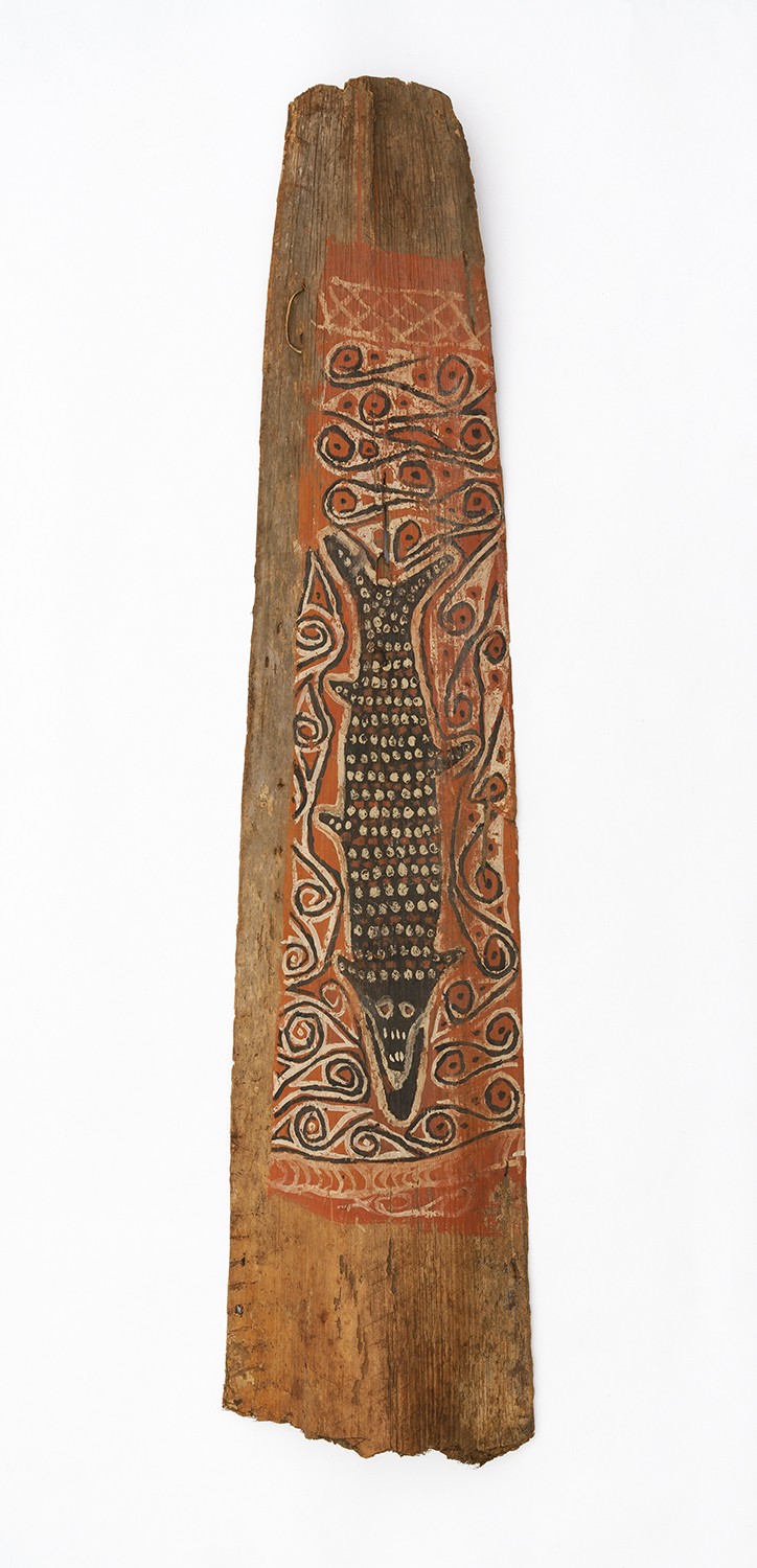 This painting is part of the wall cladding of a men’s house. The motif Kinin Kumnya (‘Mother of Fish’) was painted onto a sago palm sheath in red, black and white paint. It refers to a myth about the origin of all fi sh. Avim, Upper Karawari, New Guinea. Collected by Eike Haberland, Sepik Expedition, 1961. Collection Weltkulturen Museum. Photo: Wolfgang Günzel