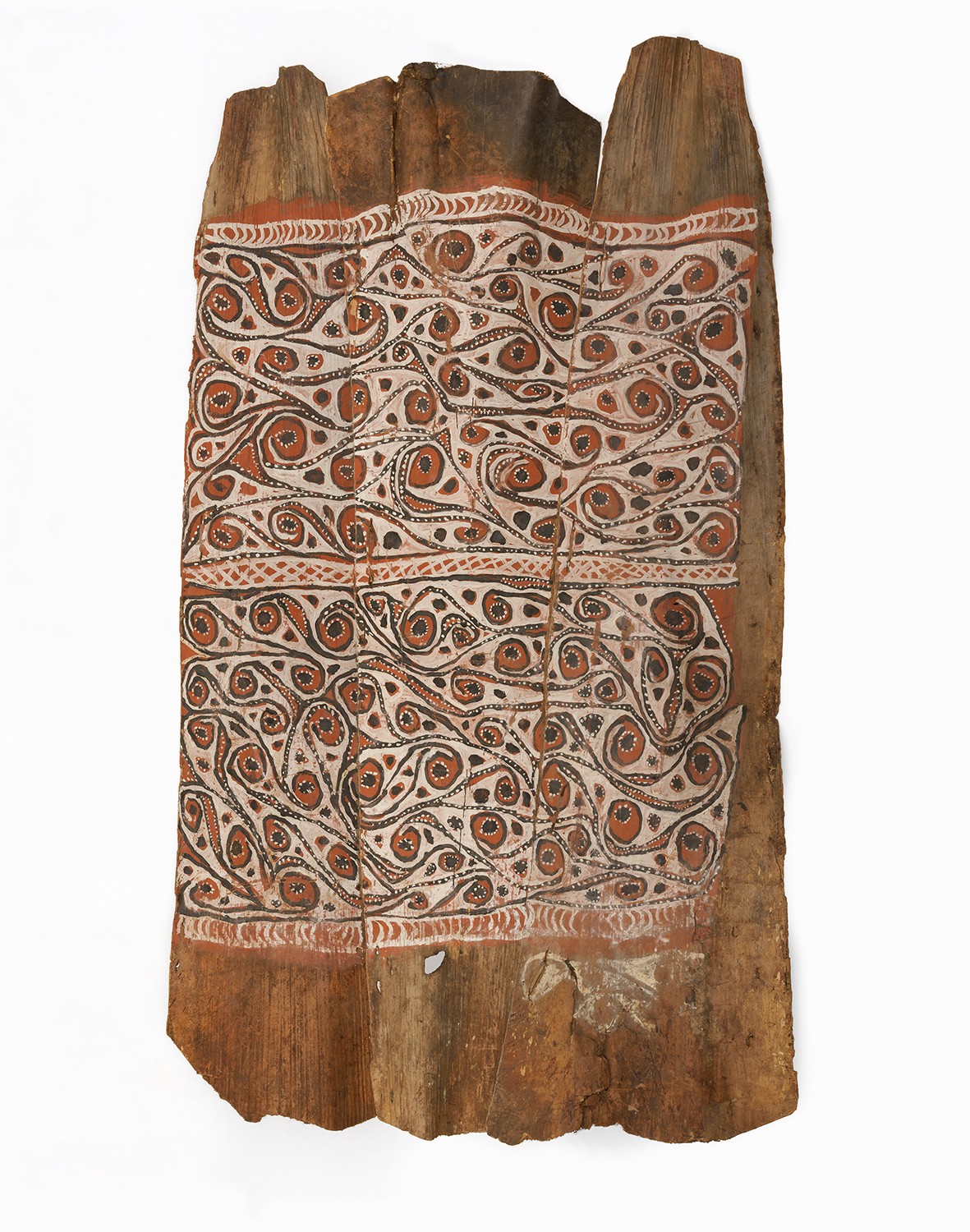 This triptych, painted on three sago palm sheaths joined together, also originates from the interior lining of the men’s house from Avim. It shows the motif Tokopai (‘Creation Pot’). In the myth the culture hero Api fi lls it with his penile blood, from out of which people and spirits arise. During the male initiation, i.e. circumcision, the blood is collected in a bowl, mixed with sago and eaten. Avim, Upper Karawari, New Guinea. Collected by Eike Haberland, Sepik Expedition, 1961. Collection Weltkulturen Museum. Photo: Wolfgang Günzel