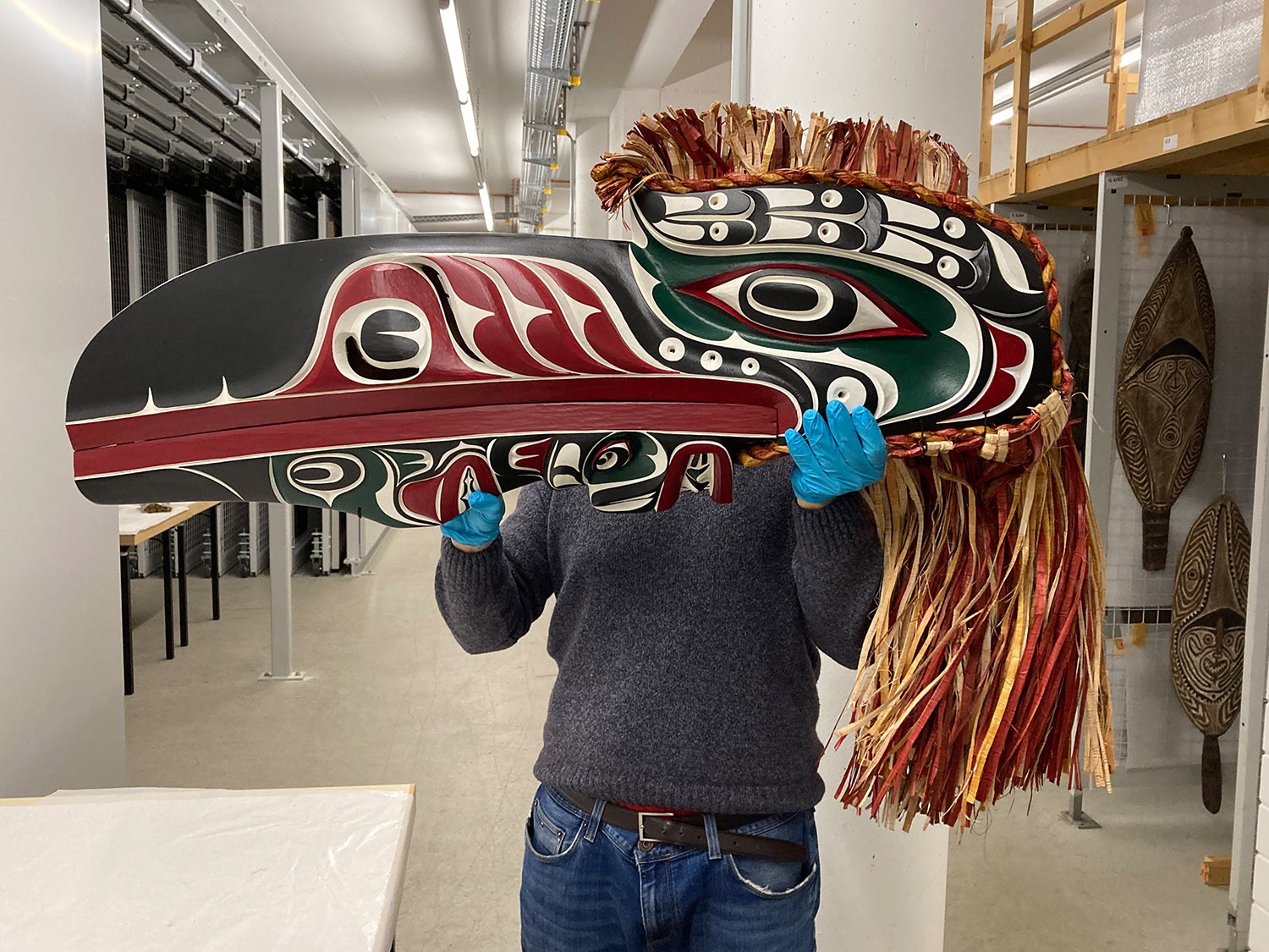 Cedar wood dance mask for the highest-ranking dance, the Hamatsa, raven, made by Tom Hunt, Kwakwaka’wakw Nation, Canada. Acquisition project coordinated by Mona Suhrbier as part of the Frankfurt Book Fair in cooperation with the host country Canada. Cedar wood, cedar bark, 115 x 40 x 25 cm. Photo: Weltkulturen Museum
