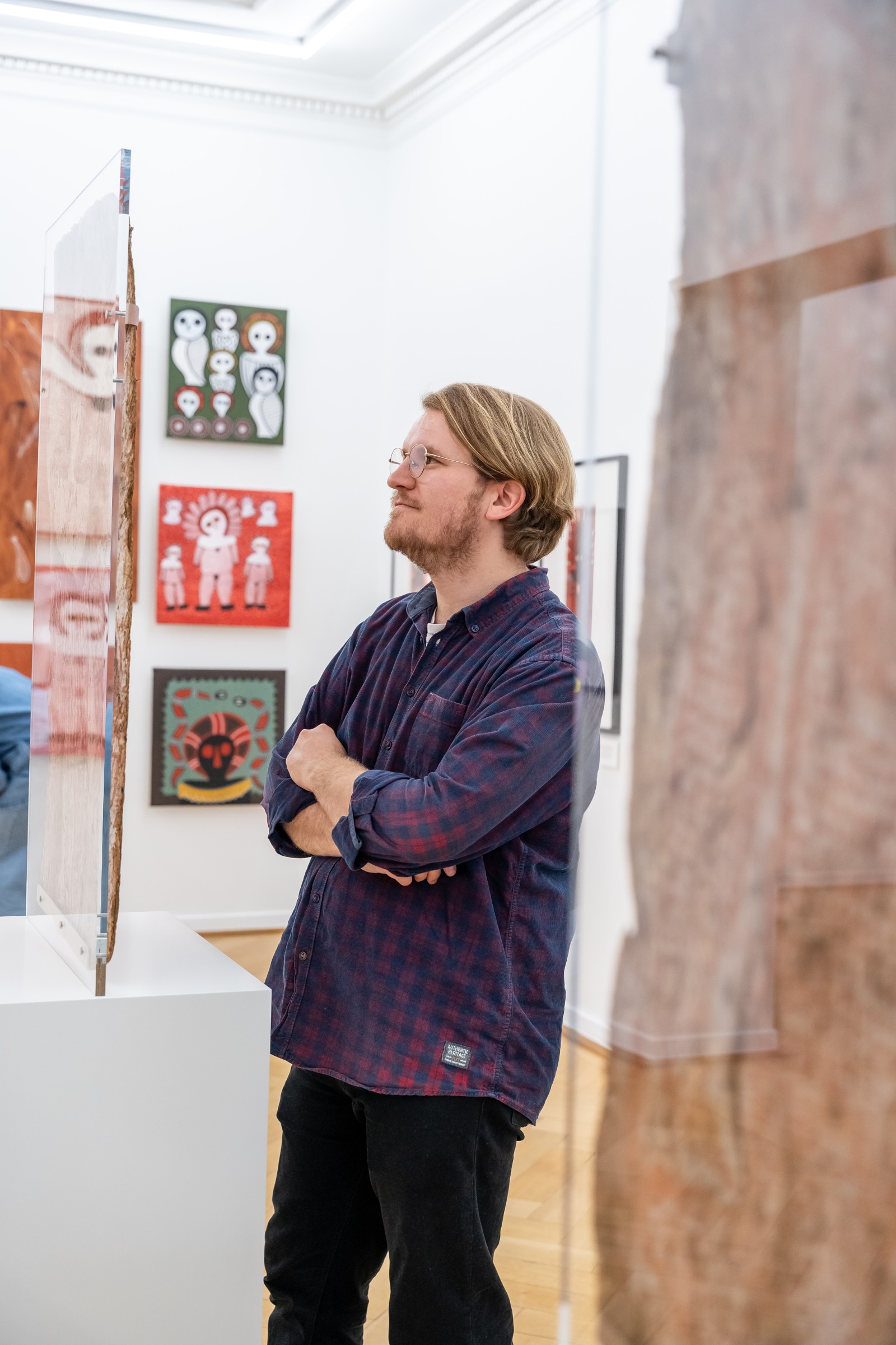 Visitior in the exhibition "Country bin pull'em". Photo: Esra Klein