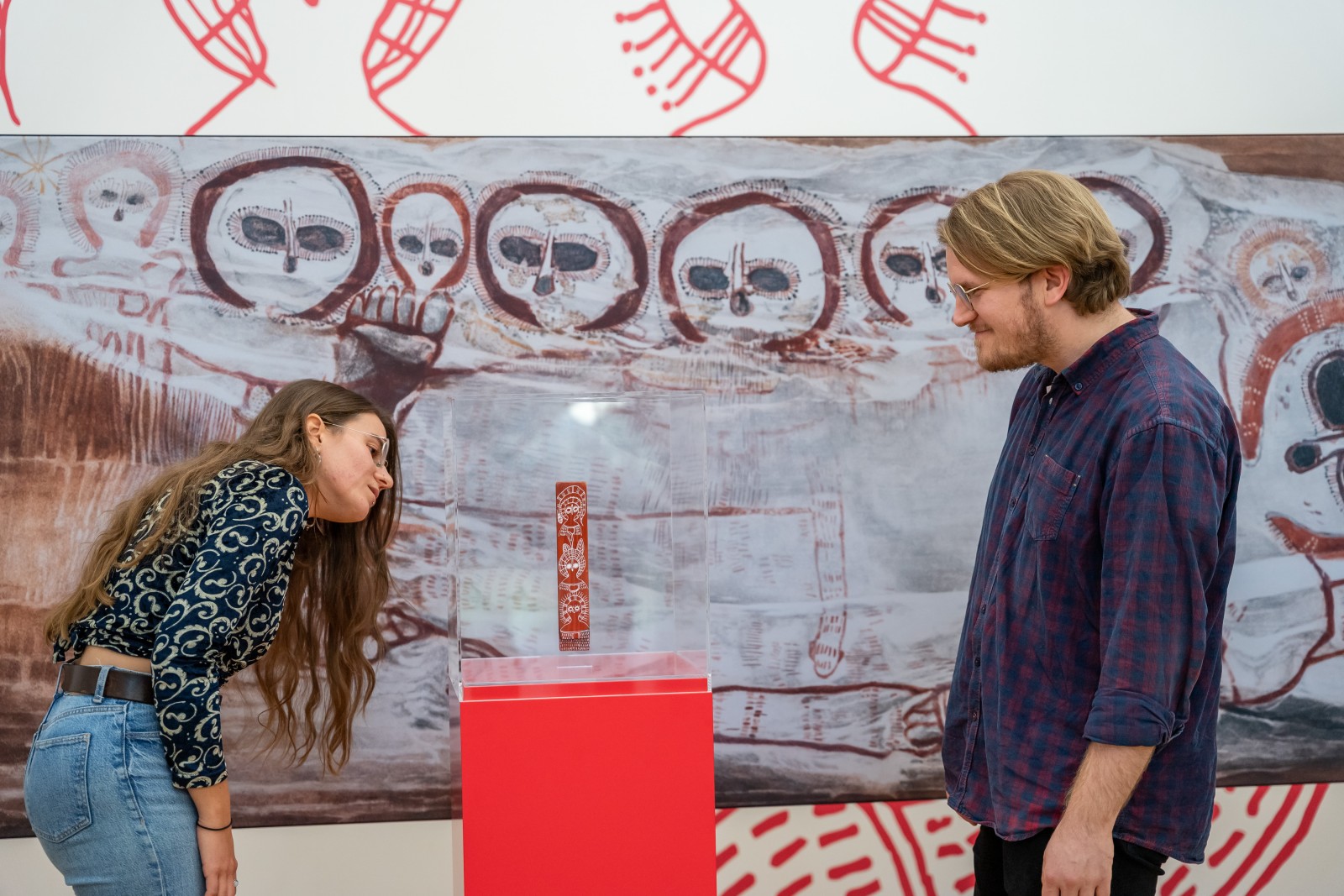 Visitiors in the exhibition "Country bin pull'em". Photo: Esra Klein
