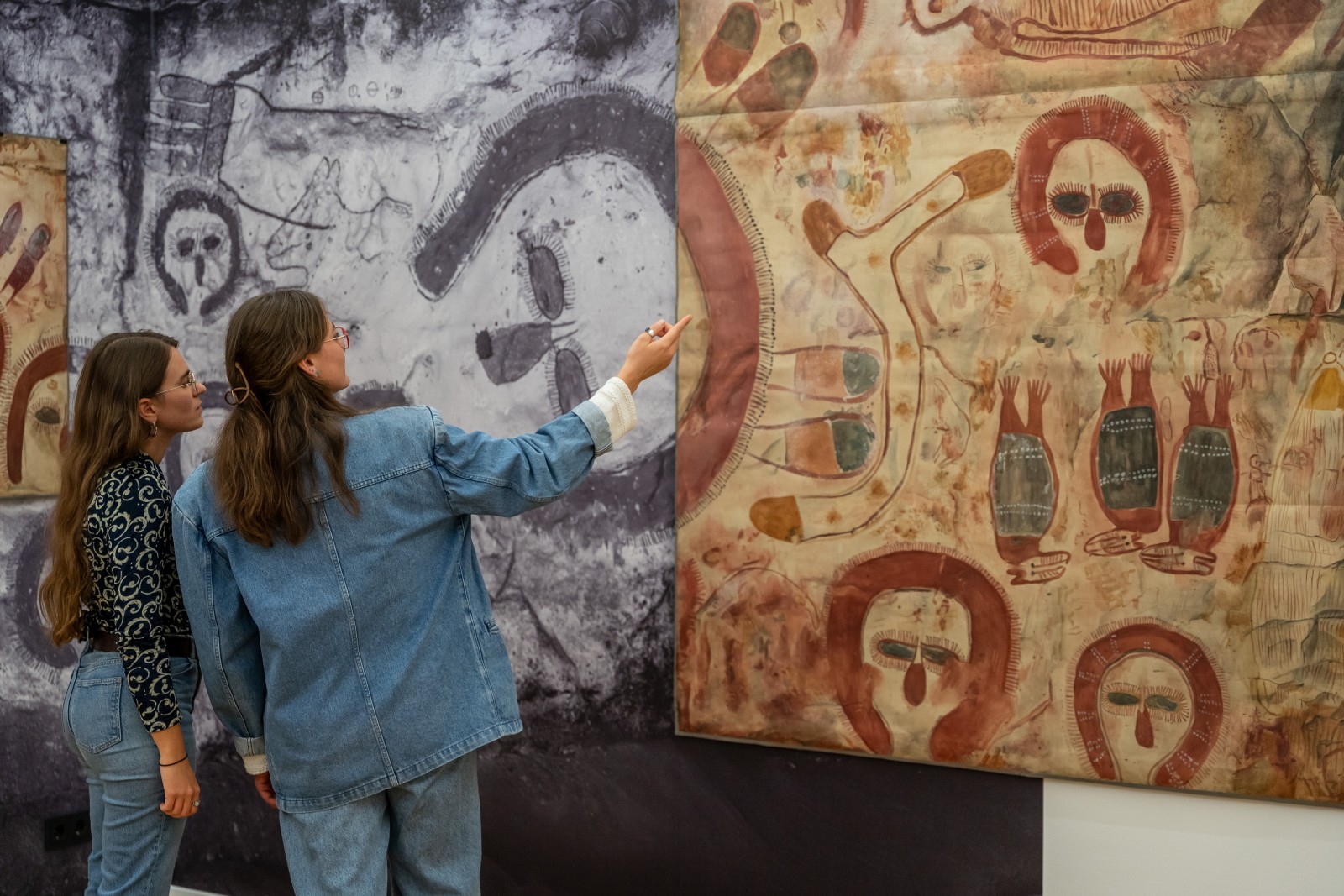 Visitiors in the exhibition "Country bin pull'em". Photo: Esra Klein