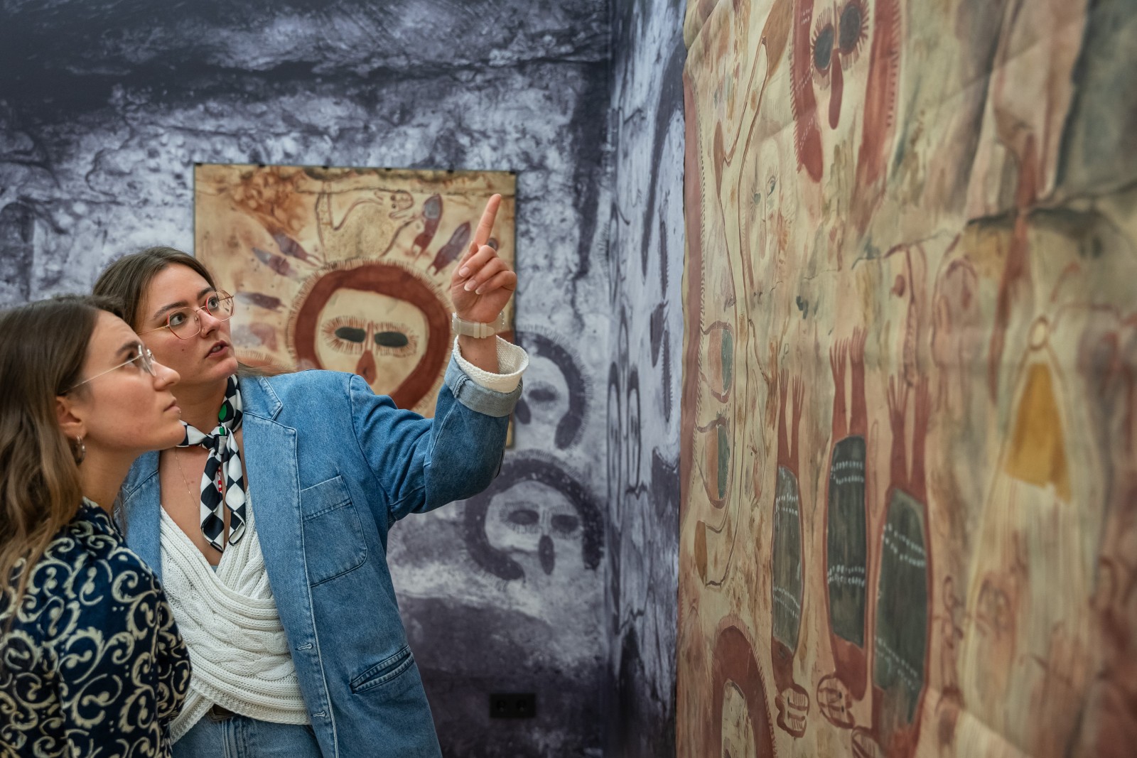 Visitiors in the exhibition "Country bin pull'em". Photo: Esra Klein