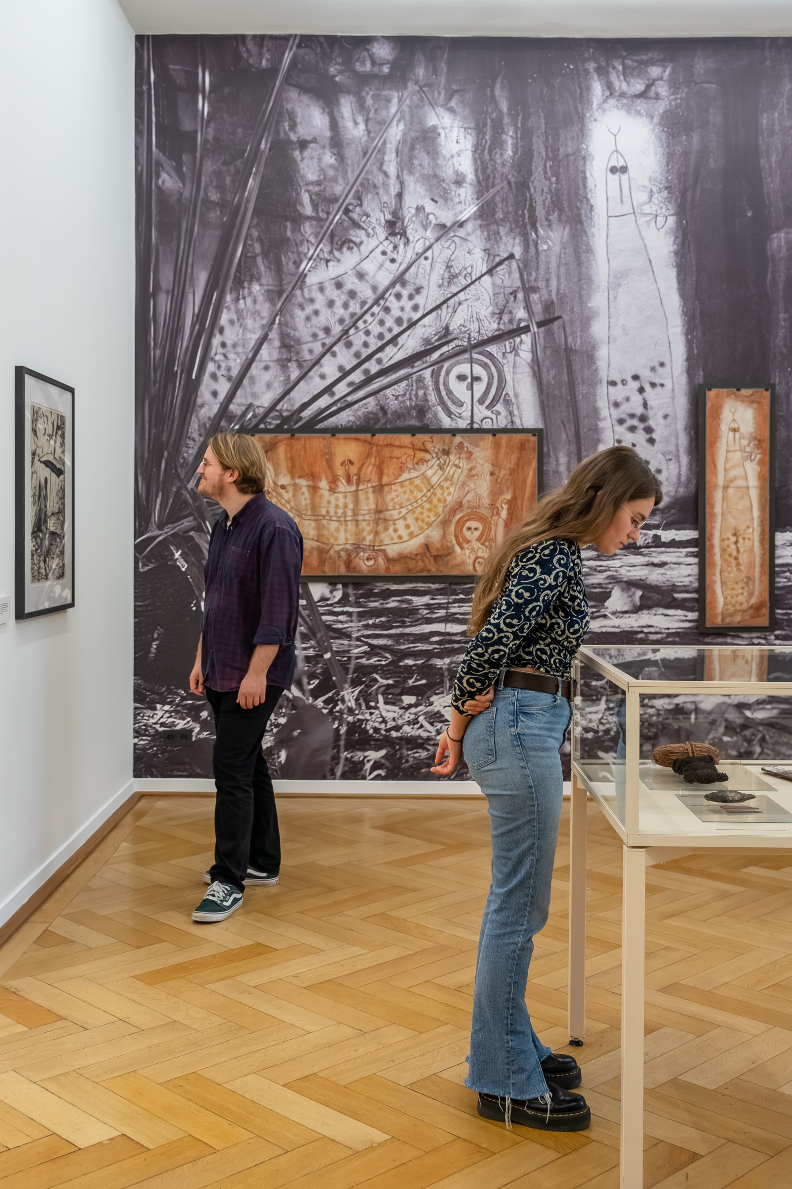 Visitiors in the exhibition "Country bin pull'em". Photo: Esra Klein