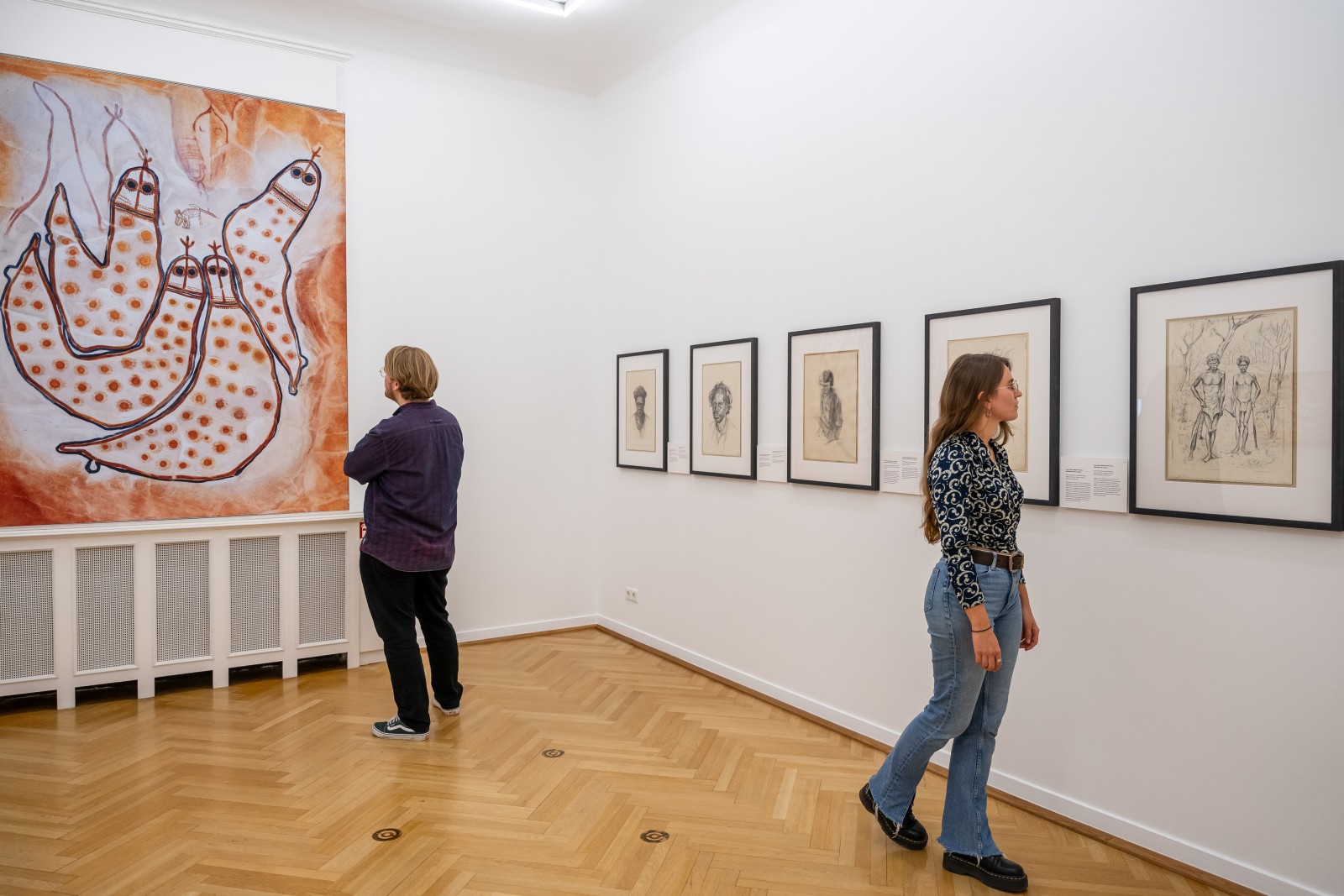 Visitiors in the exhibition "Country bin pull'em". Photo: Esra Klein