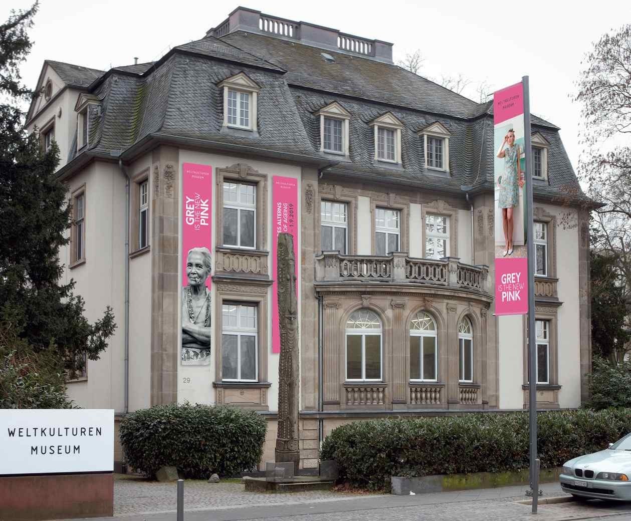 The Weltkulturen Museum with the current exhibition GREY IS THE NEW PINK, on the right: banner by Nina Röder: "Mother's Shoes" (series). Photo: Wolfgang Günzel 2018