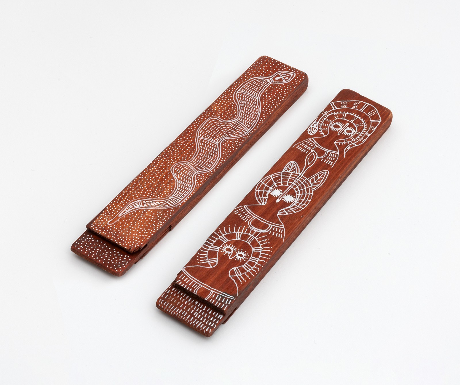 Leah Umbagai, ‘Message Stick for Frankfurt’. Contemporary form of a traditional messenger stick, 2023, approved by Dambimangari Aboriginal Corporation, Weltkulturen Museum Collection. Photo: Wolfgang Günzel