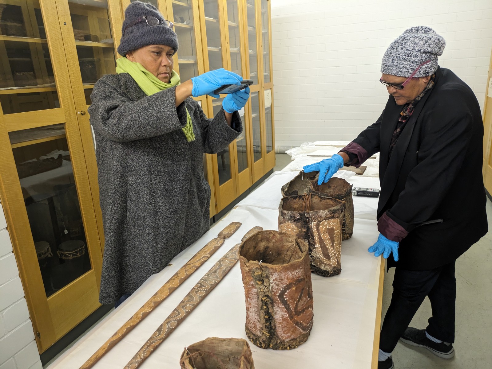Leah Umbagai and Rona Charles in the depot of the Weltkulturen Museum