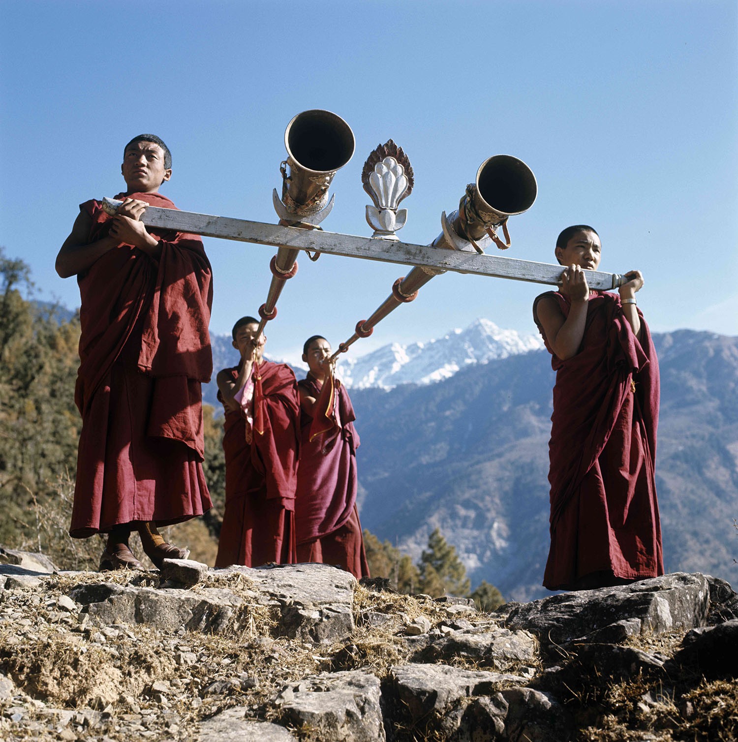 Tibetan monks playing dungchen (long trumpets); Tibet, Dharamsala, Himachal Pradesh, India; Photo: Hermann Schlenker, 1972